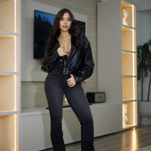 Jeans Flare negro focalizado efecto sombra