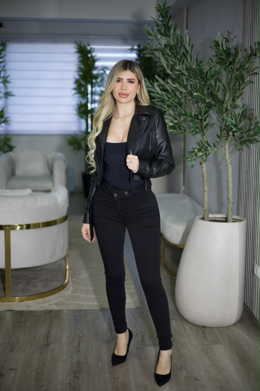 WhatsApp Image 2026-09-25 at 2.28.25 AM (3) Jeans W Two Button Black - Imagen 1